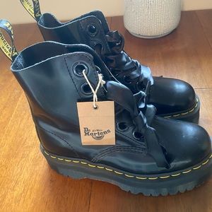 NWT!!! Dr. Martens Molly Platform size 7